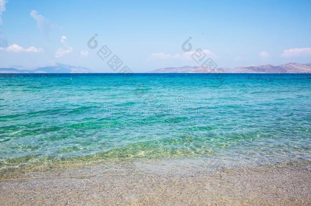 海海岸和蓝色绿松石水.蓝色和煦的：照到阳光的天,夏季