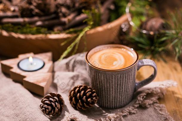 新鲜的芳香的咖啡豆和圣诞节布置.舒适的节日的大气