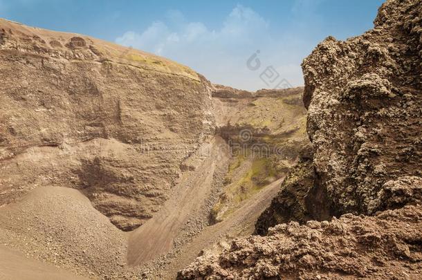 登上维苏威火山:火山火山口和石头,灰烬和成为固体