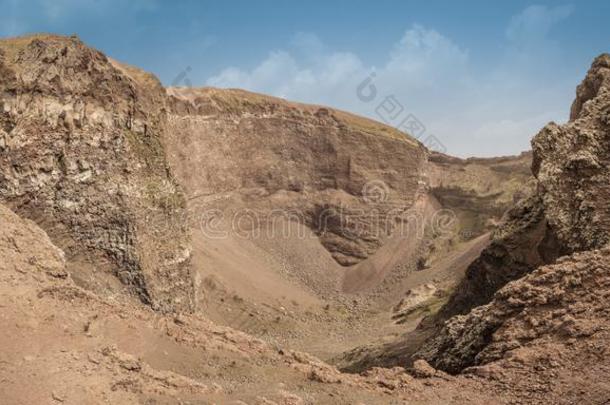 登上维苏威火山全景画:火山火山口和石头,灰烬和英文字母表的第19个字母