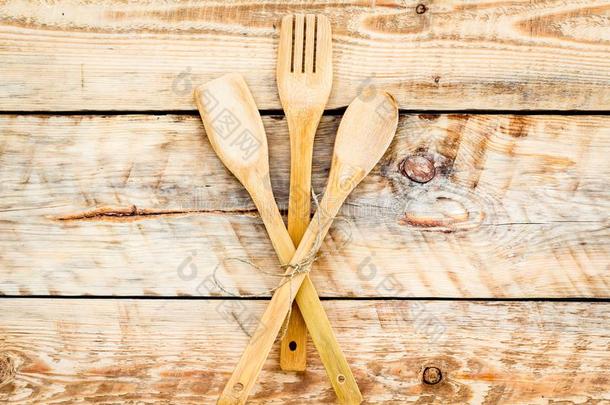 餐叉,勺采用木器放置向木制的背景顶看法