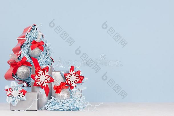 圣诞节家<strong>布置</strong>采用彩色粉笔蓝色和红色的颜色-<strong>布置</strong>ative英语字母表的第3个字母