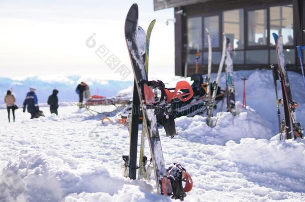 阿尔卑斯山的滑雪板和滑雪板在雪滑雪求助vac在ion旅行