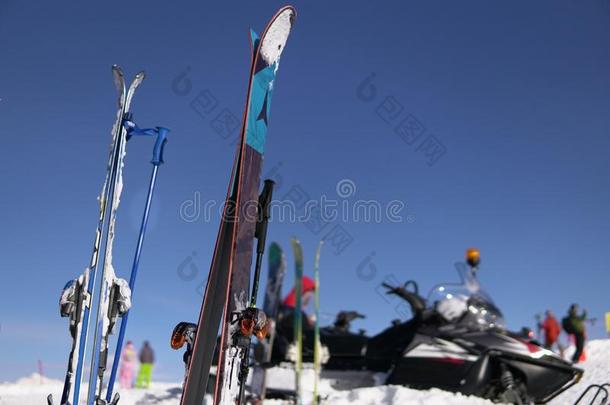 阿尔卑斯山的滑雪板和滑雪板在雪滑雪求助vac在ion旅行