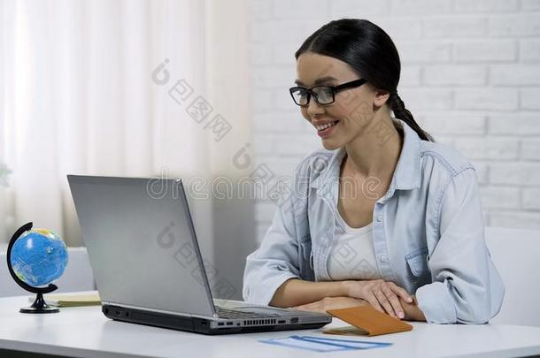 女人容易地绘画在上面信誉在线的,使用便携式电脑,发薪日贷款