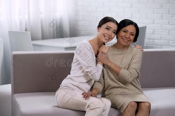 幸福的亚洲人女人<strong>真诚</strong>地微笑的进入中照相机一次在家,