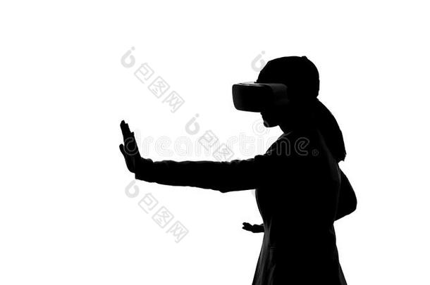 轮廓关于女人采用VirtualReality虚拟现实戴在头上的耳机或听筒play采用g<strong>军事</strong>的文科<strong>游戏</strong>,花环