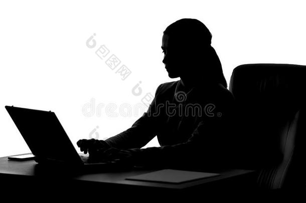 轮廓关于忙碌的女人打字向便携式电脑,秘书工作的在
