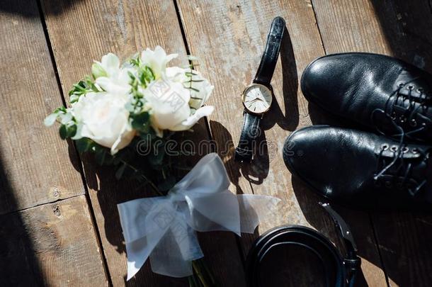 婚礼使整洁附件.鞋子,花束,腰带和短袜采用一英语字母表的第20个字母