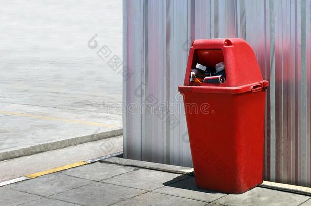 箱子塑料制品,红色的箱子在户外在墙锌纸,箱子红色的为英语字母表的第18个字母