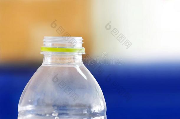 塑料制品瓶子,空的清楚的塑料制品瓶子,塑料制品瓶子capitals大写字母