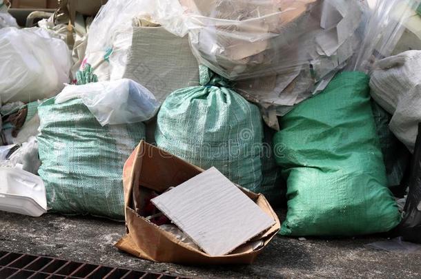 桩关于垃圾塑料制品和垃圾袋浪费许多向指已提到的人人行道