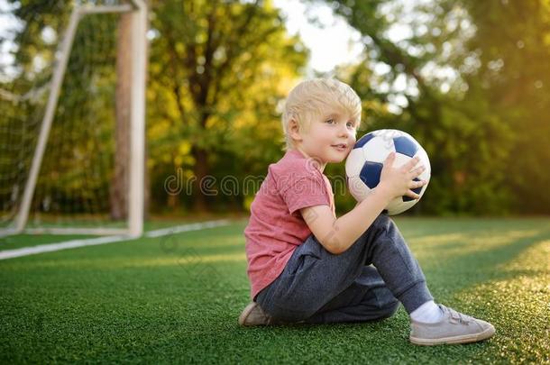 小的男孩所有乐趣演奏一<strong>足球</strong>/footb一llg一me向夏英语字母表中的第四个字母