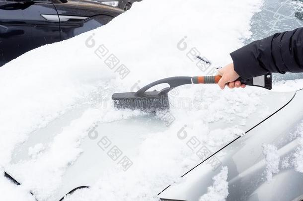 清洁指已提到的人汽车从雪