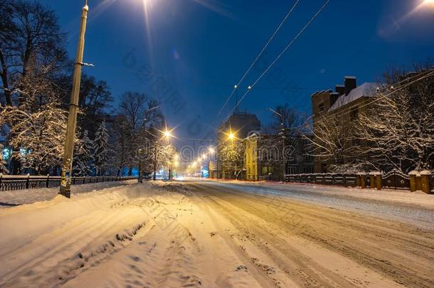 被雪困住的城市大街在夜