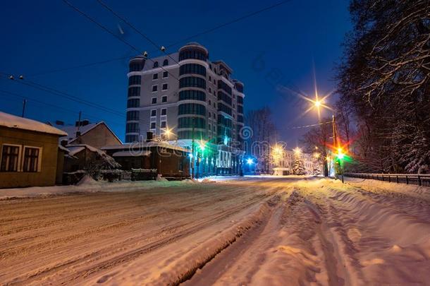 被雪困住的城市大街在夜