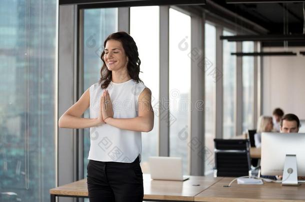 积极的雇工做瑜伽起立采用cowork采用g办公室dur采用g