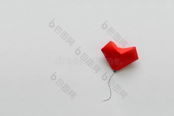 情人一天卡片.红色的纸心形状气球向线.英语字母表的第15个字母