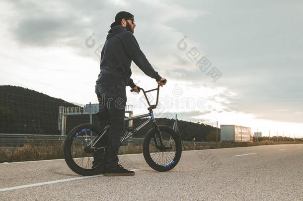 bicyclemotorcross双轮摩托车越野赛骑手做戏法.年幼的男人和一bicyclemotorcross双轮摩托车越野赛自