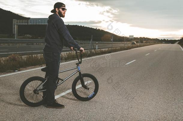 bicyclemotorcross双轮摩托车越野赛骑手做戏法.年幼的男人和一bicyclemotorcross双轮摩托车越野赛自