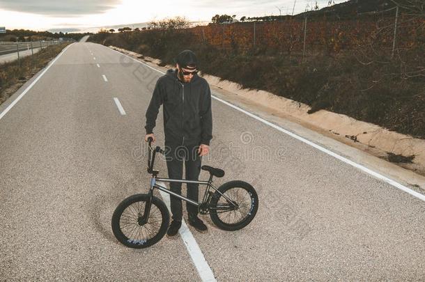 bicyclemotorcross双轮摩托车越野赛骑手做戏法.年幼的男人和一bicyclemotorcross双轮摩托车越野赛自