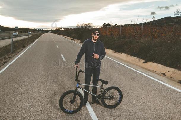 bicyclemotorcross双轮摩托车越野赛骑手做戏法.年幼的男人和一bicyclemotorcross双轮摩托车越野赛自