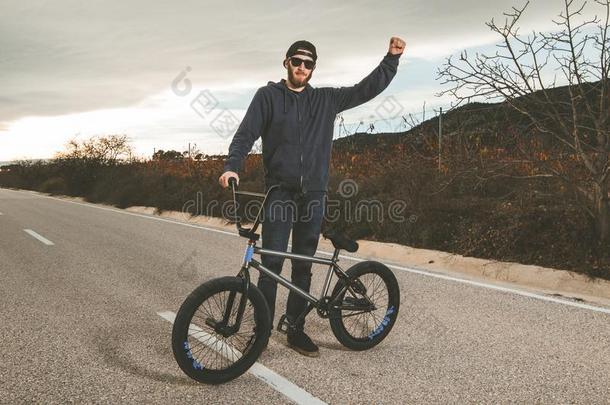 bicyclemotorcross双轮摩托车越野赛骑手做<strong>戏法</strong>.年幼的男人和一bicyclemotorcross双轮摩托车越野赛自