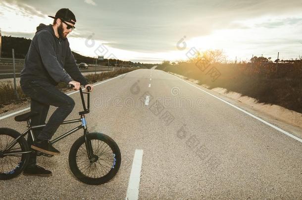 bicyclemotorcross双轮摩托车越野赛骑手做<strong>戏法</strong>.年幼的男人和一bicyclemotorcross双轮摩托车越野赛自