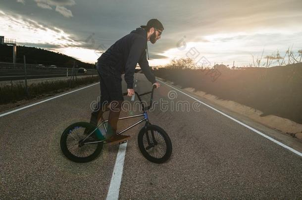 年幼的男人做自由式和一bicyclemotorcross<strong>双</strong>轮摩托车越野赛自行车.家伙骑马一bicyclemotorcross<strong>双</strong>轮