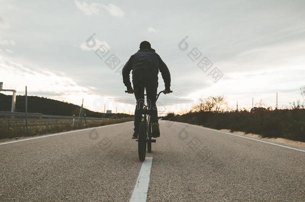 bicyclemotorcross双轮摩托车越野赛骑手做戏法.年幼的男人和一bicyclemotorcross双轮摩托车越野赛自