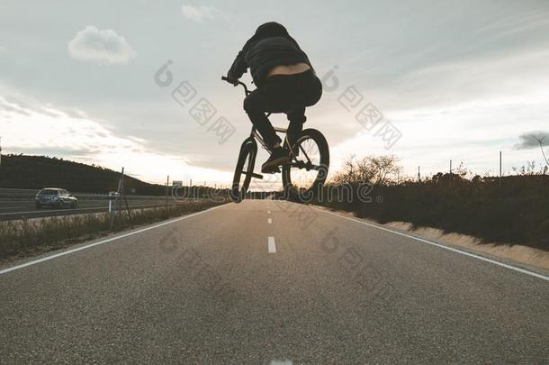 年幼的男人做自由式和一bicyclemotorcross<strong>双</strong>轮摩托车越野赛自行车.家伙骑马一bicyclemotorcross<strong>双</strong>轮