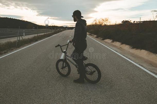 bicyclemotorcross双轮摩托车越野赛骑手做戏法.年幼的男人和一bicyclemotorcross双轮摩托车越野赛自