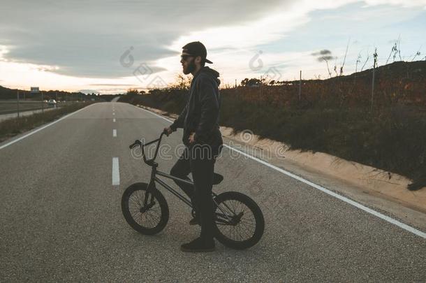 bicyclemotorcross双轮摩托车<strong>越野赛</strong>骑手做戏法.年幼的男人和一bicyclemotorcross双轮摩托车<strong>越野赛</strong>自