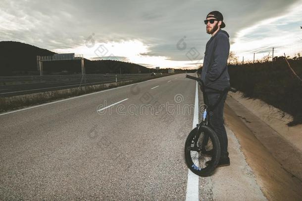 bicyclemotorcross双轮摩托车<strong>越野</strong>赛骑手做戏法.年幼的男人和一bicyclemotorcross双轮摩托车<strong>越野</strong>赛自