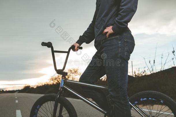 bicyclemotorcross双轮摩托车越野赛骑手做戏法.年幼的男人和一bicyclemotorcross双轮摩托车越野赛自