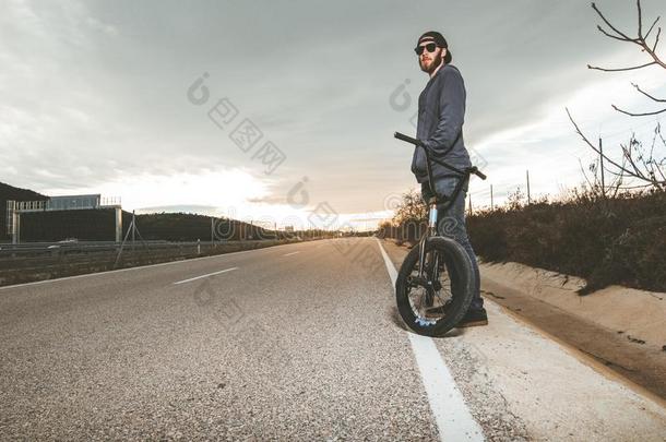 bicyclemotorcross双轮摩托车<strong>越野</strong>赛骑手做戏法.年幼的男人和一bicyclemotorcross双轮摩托车<strong>越野</strong>赛自
