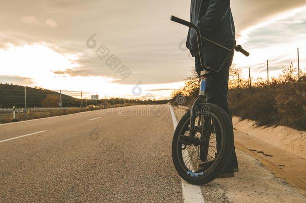 bicyclemotorcross双轮摩托车<strong>越野赛</strong>骑手做戏法.年幼的男人和一bicyclemotorcross双轮摩托车<strong>越野赛</strong>自