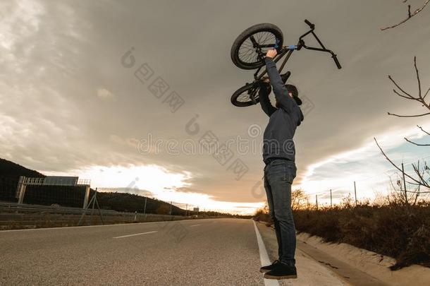 bicyclemotorcross双轮摩托车越野赛骑手做戏法.年幼的男人和一bicyclemotorcross双轮摩托车越野赛自