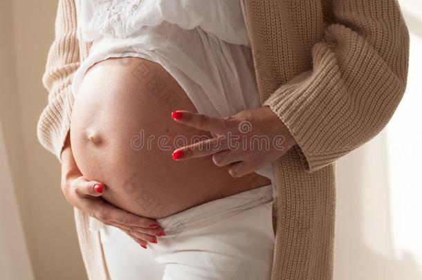 一怀孕的女人给看两个手指分娩