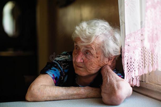 一上了年纪的孤单的<strong>领取</strong>退休、养老金或抚恤金的人女人采用她家