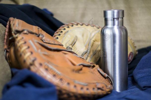 绝缘的不锈的瓶子和棒球和手套