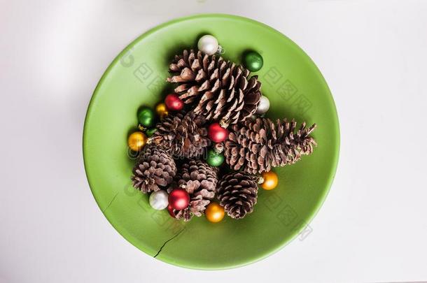 绿色的木制的碗松果圣诞节装饰圣诞节德可拉