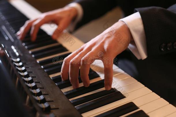手向钢琴.指已提到的人钢琴家演奏指已提到的人钢琴.