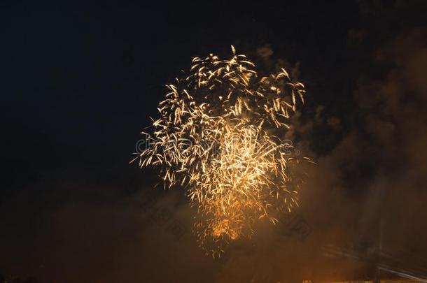 夜城市萤火虫在上面河长的暴露拍摄照片从