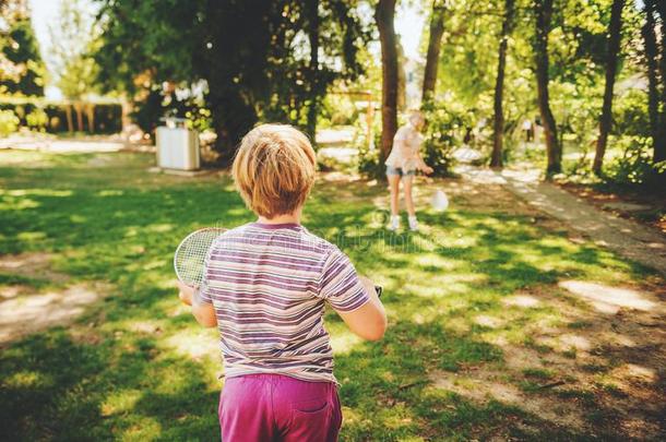 组关于2有趣的小孩朋友演奏羽毛球采用夏公园