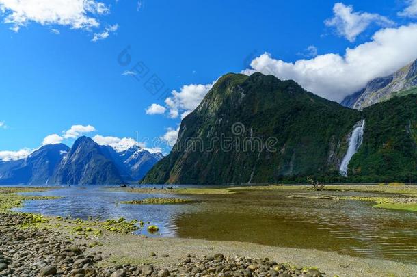 大的瀑布在米尔福德声音,峡湾,新的西兰岛24