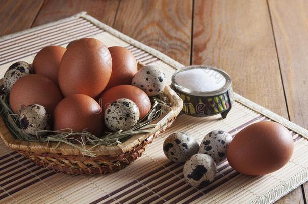许多大大地棕色的鸡卵和小的混杂的鹌鹑卵采用basilica王宫