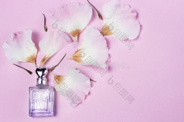 <strong>香水<strong>瓶</strong></strong>子和花花瓣向粉红色的背景,顶看法