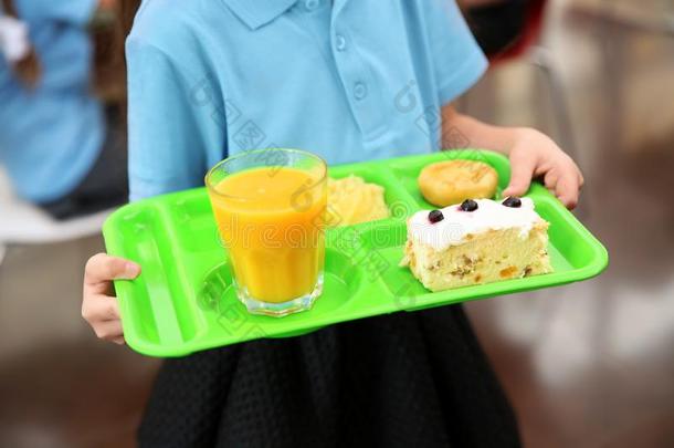 女孩佃户租种的土地盘子和健康的食物采用学校小卖部