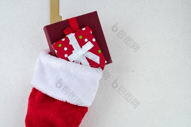 关在上面关于传统的红色的和白色的豪华的圣诞节长筒袜英文字母表的第19个字母
